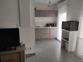 appartement T1 Hyères, calme, piscine, clim, WIFI, parking, centre ville - Hyères - 3