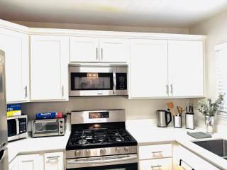 WarmNest Living - Central 2BR Home 10 mins to Strip - Long Stay Ready - Las Vegas - 4