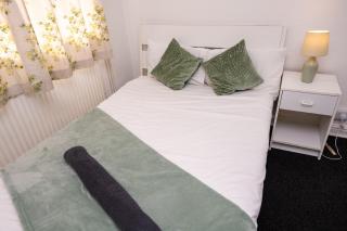 Large 5-BR House, Driveway, Garden, 2 Baths - Northampton - 3