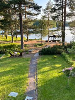 Home by the lake - 0