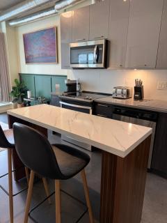 Stylish Condo, Riverview, Downtown East Village, Mins to Stampede, Saddledome - 3