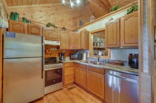 7 Mi to The Island in Pigeon Forge Relaxing Cabin - Sevierville - 4