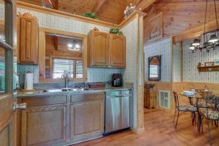 7 Mi to The Island in Pigeon Forge Relaxing Cabin - Sevierville - 2