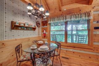 7 Mi to The Island in Pigeon Forge Relaxing Cabin - Sevierville - 1