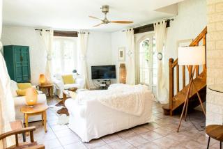 Beautiful Home with Large Gardens and Heated Pool - 9