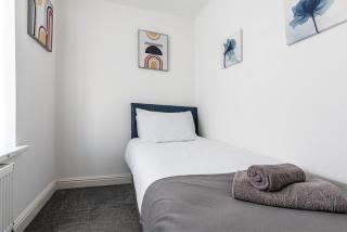 4BR Bradford Home,Contractor Friendly with Parking - Wibsey - 4