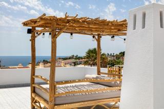 Apartment with large roof top terrace & great see views - 0