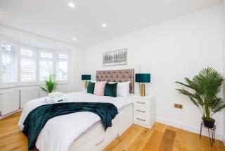 5 Bedroom House , Free Parking , Pool Table , Arcade Machine , Garden , Sleeps 9 , Offers , Ideal For Contractors , Families , Long Term Stays - Streatham Hill - 8