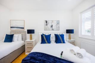 5 Bedroom House , Free Parking , Pool Table , Arcade Machine , Garden , Sleeps 9 , Offers , Ideal For Contractors , Families , Long Term Stays - Streatham Hill - 1