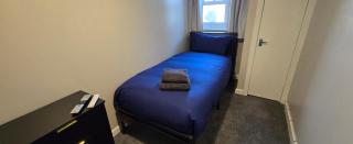 THE LAW - 4 Rooms 5 Beds with TV's and Fans, BRAND NEW FURNITURE, FRESHLY REDECORATED Rooms JUNE 2025, Free Parking, Fully Equipped, Group Favourite, 5 mins TO CENTRE - Long Stays, INVOICE and REDUCED PRICE are only by SUNRISE SHORT LETS Dundee - Dundee - 5