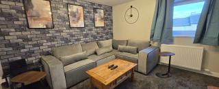 THE LAW - 4 Rooms 5 Beds with TV's and Fans, BRAND NEW FURNITURE, FRESHLY REDECORATED Rooms JUNE 2025, Free Parking, Fully Equipped, Group Favourite, 5 mins TO CENTRE - Long Stays, INVOICE and REDUCED PRICE are only by SUNRISE SHORT LETS Dundee - Dundee - 6