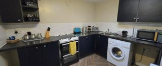 THE LAW - 4 Rooms 5 Beds with TV's and Fans, BRAND NEW FURNITURE, FRESHLY REDECORATED Rooms JUNE 2025, Free Parking, Fully Equipped, Group Favourite, 5 mins TO CENTRE - Long Stays, INVOICE and REDUCED PRICE are only by SUNRISE SHORT LETS Dundee - Dundee - 2