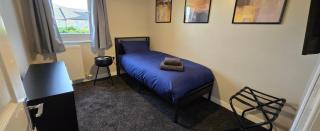 THE LAW - 4 Rooms 5 Beds with TV's and Fans, BRAND NEW FURNITURE, FRESHLY REDECORATED Rooms JUNE 2025, Free Parking, Fully Equipped, Group Favourite, 5 mins TO CENTRE - Long Stays, INVOICE and REDUCED PRICE are only by SUNRISE SHORT LETS Dundee - Dundee - 4