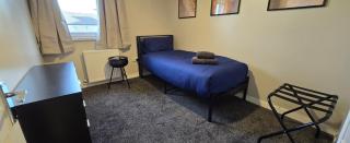 THE LAW - 4 Rooms 5 Beds with TV's and Fans, BRAND NEW FURNITURE, FRESHLY REDECORATED Rooms JUNE 2025, Free Parking, Fully Equipped, Group Favourite, 5 mins TO CENTRE - Long Stays, INVOICE and REDUCED PRICE are only by SUNRISE SHORT LETS Dundee - Dundee - 3
