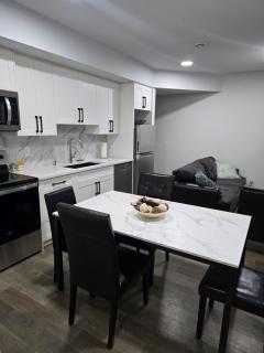 Cozy Airport Retreat 2BR Suite Near Shops Parks - Calgary - 9