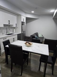 Cozy Airport Retreat 2BR Suite Near Shops Parks - Calgary - 0