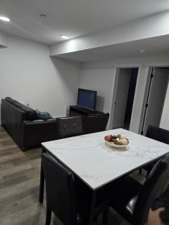 Cozy Airport Retreat 2BR Suite Near Shops Parks - Calgary - 8