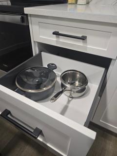 Cozy Airport Retreat 2BR Suite Near Shops Parks - Calgary - 6