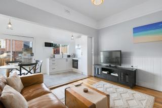 Charming 2-Bed House in North Hobart - - 0