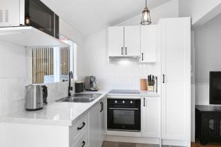 Charming 2-Bed House in North Hobart - - 8