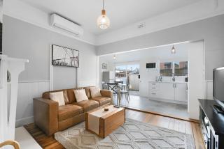 Charming 2-Bed House in North Hobart - - 5