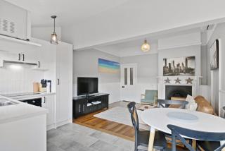 Charming 2-Bed House in North Hobart - - 3