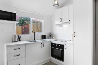 Charming 2-Bed House in North Hobart - - 2