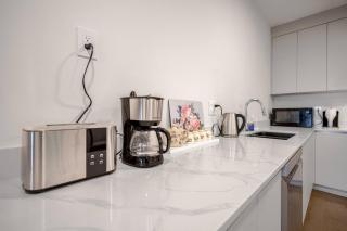 Modern 2BR Suite in West Van | Patio & BBQ - West Vancouver - 2