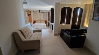 Las Campanas de la Catedral Suite Jacuzzi - 4