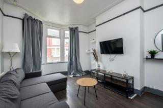 4BR Home in Great Location close to Transport - Liverpool - 0