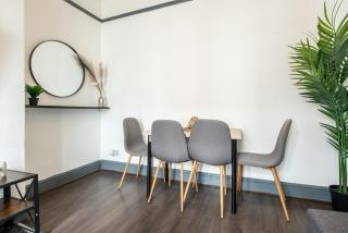 4BR Home in Great Location close to Transport - Liverpool - 6