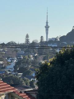 Stylish Central Auckland Retreat & Heated Pool - 7