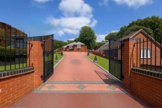 Stylish 5-Bedroom Detached Bungalow - Sleeps 10 - Large Garden & Private Parking, Ideal for Long & Short Stay - Dudley - 0