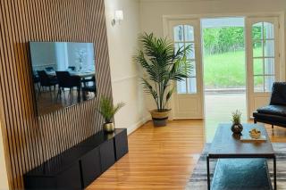 Stylish 5-Bedroom Detached Bungalow - Sleeps 10 - Large Garden & Private Parking, Ideal for Long & Short Stay - Dudley - 1