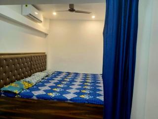 HOTEL C-H-I-N-T-A - HARAN - PALACE REST HOUSE Near Baidyanath Jyotirlinga Temple - CP Drolia Road - Spacious and Fully Air Conditioned Rooms with With Attached Balcony - Best Hotel In Deoghar - Deoghar - 1