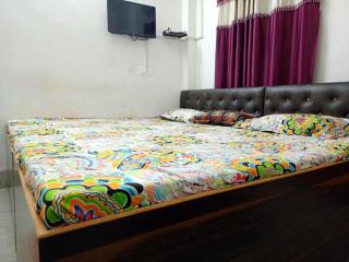 HOTEL C-H-I-N-T-A - HARAN - PALACE REST HOUSE Near Baidyanath Jyotirlinga Temple - CP Drolia Road - Spacious and Fully Air Conditioned Rooms with With Attached Balcony - Best Hotel In Deoghar - Deoghar - 2