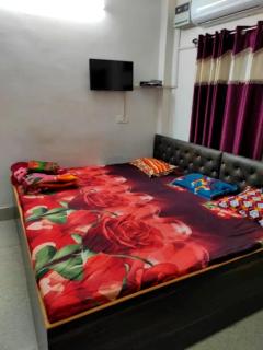 HOTEL C-H-I-N-T-A - HARAN - PALACE REST HOUSE Near Baidyanath Jyotirlinga Temple - CP Drolia Road - Spacious and Fully Air Conditioned Rooms with With Attached Balcony - Best Hotel In Deoghar - Deoghar - 4