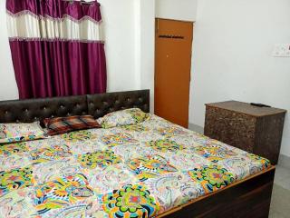 HOTEL C-H-I-N-T-A - HARAN - PALACE REST HOUSE Near Baidyanath Jyotirlinga Temple - CP Drolia Road - Spacious and Fully Air Conditioned Rooms with With Attached Balcony - Best Hotel In Deoghar - Deoghar - 9