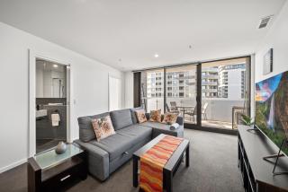 Light-Filled 1-Bed Apartment with Pool & Gym - - 0