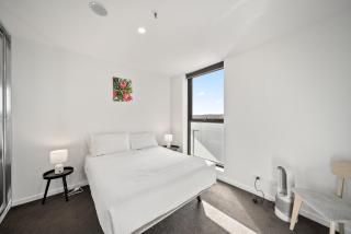 Light-Filled 1-Bed Apartment with Pool & Gym - - 9