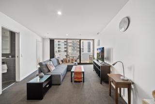 Light-Filled 1-Bed Apartment with Pool & Gym - 3