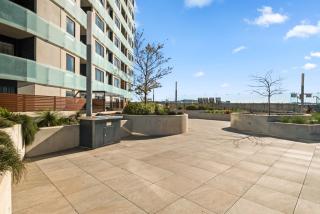 Light-Filled 1-Bed Apartment with Pool & Gym - - 5