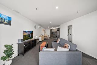 Light-Filled 1-Bed Apartment with Pool & Gym - - 2