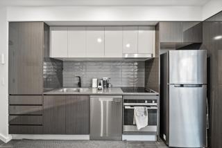 Light-Filled 1-Bed Apartment with Pool & Gym - - 1