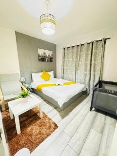 Flat in Aldgate East, London - London - 6