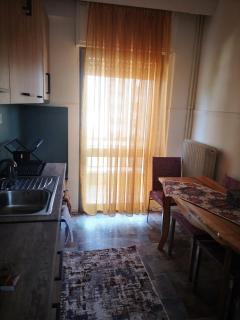 Spacious Family-Friendly 2BR Flat Near City Center - Alexandroúpolis - 4