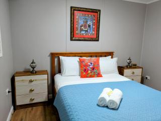 Cute Cottage - 2 Bedrooms - City & Strand Beach Location - Townsville - 0