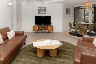 Tranquil Noosa at its best Beach, Bush, Good Food. - 1