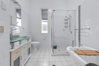 Comfy Character QLD’r ~ 3Bed Self-Contained-Upstairs House w/Parking ~ Woolloongabba - Brisbane - 3