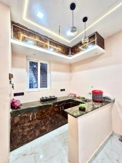 "Krishnam Niwas" in Ayodhya , Family- Friendly Home Near Ram Temple with Kitchen & Parking" - Ayodhya - 9